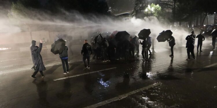 Foto: Molotovët e protestuesve të PD-së, policia u kundërpërgjigjet, uji me presion kap edhe Berishën