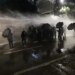 Foto: Molotovët e protestuesve të PD-së, policia u kundërpërgjigjet, uji me presion kap edhe Berishën