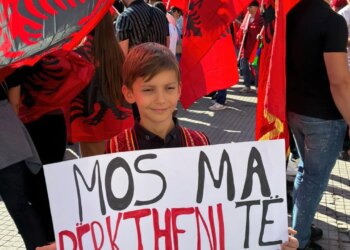Foto/ Mos ma përktheni të ardhmen, djaloshi me veshje tradicionale rrëmben vëmendjen në protestën në Shkup