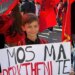 Foto/ Mos ma përktheni të ardhmen, djaloshi me veshje tradicionale rrëmben vëmendjen në protestën në Shkup