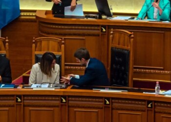 Foto-lajm/ Qetësi dhe dashuri në Kuvend për integrim, pa bllokim dhe përplasje me Gardën; Hoxha zë vendin Ramës