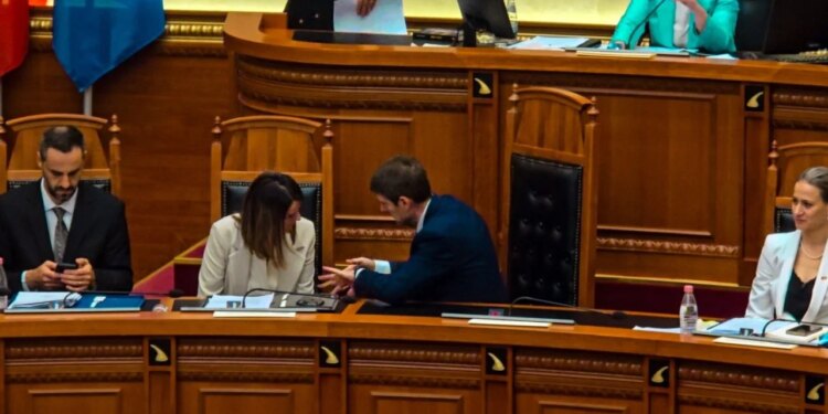 Foto-lajm/ Qetësi dhe dashuri në Kuvend për integrim, pa bllokim dhe përplasje me Gardën; Hoxha zë vendin Ramës