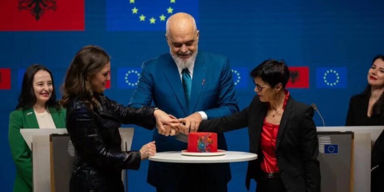 Foto-lajm/ Rama uron Ditën e Europës: Shqipëria më pranë familjes europiane se kurrë