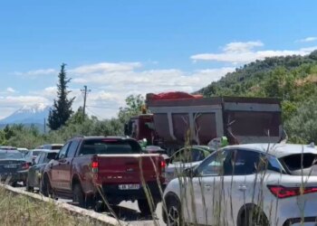 Fundjava e gjatë sjell fluks automjetesh në hyrje të Elbasanit; trafik i rënduar në dalje të autostradës