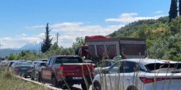 Fundjava e gjatë sjell fluks automjetesh në hyrje të Elbasanit; trafik i rënduar në dalje të autostradës