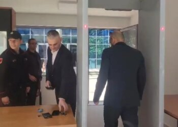 Gentian Gjyli, i pandehur për shkelje të barazisë në tendera, paraqitet në SPAK