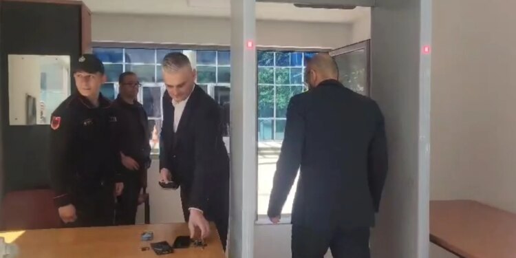 Gentian Gjyli, i pandehur për shkelje të barazisë në tendera, paraqitet në SPAK