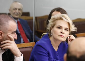 Gjestet e ish-Presidentit brenda kafazit të xhamit: bën shqiponjën dhe numrin 7, Kryemadhi fokusuar te dokumentet e gjyqit