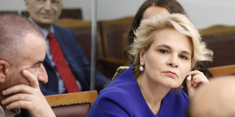 Gjestet e ish-Presidentit brenda kafazit të xhamit: bën shqiponjën dhe numrin 7, Kryemadhi fokusuar te dokumentet e gjyqit