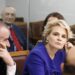 Gjestet e ish-Presidentit brenda kafazit të xhamit: bën shqiponjën dhe numrin 7, Kryemadhi fokusuar te dokumentet e gjyqit