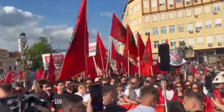 Gjuha shqipe amanet — protesta në RMV: studentët shqiptarë kërkojnë dorëheqjen e kryeministrit maqedonas