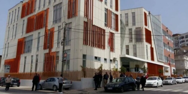 Gjykata lë në burg 10 të arrestuarit për shpërndarje të lëndëve narkotike në Elbasan