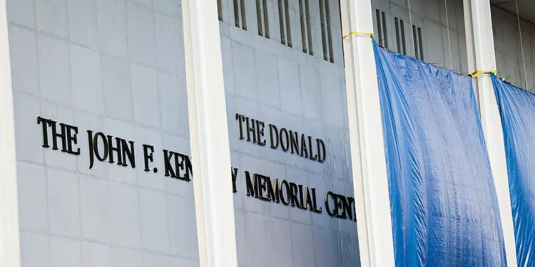 Gjykata urdhëron heqjen e emrit të Trump nga Qendra Kennedy, pasi Kongresi nuk dha miratim