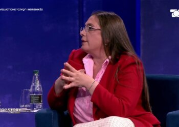 Gjyqi i Metës, simboli i shqiponjës në kafaz xhami; gazetarja Anila Hoxha: Monika nuk ia hodhi sytë ish-presidentit