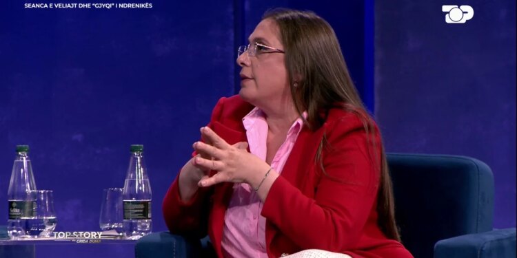 Gjyqi i Metës, simboli i shqiponjës në kafaz xhami; gazetarja Anila Hoxha: Monika nuk ia hodhi sytë ish-presidentit