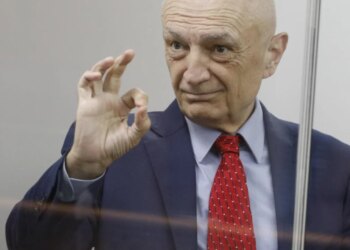 Gjyqi i themelit — Meta-Leskajt nga brenda kafazit të xhamtë: Presidenti si je? Jam i fortë. Akustika, akustika… xhami