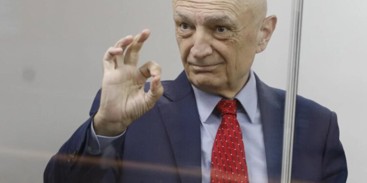 Gjyqi i themelit — Meta-Leskajt nga brenda kafazit të xhamtë: Presidenti si je? Jam i fortë. Akustika, akustika… xhami