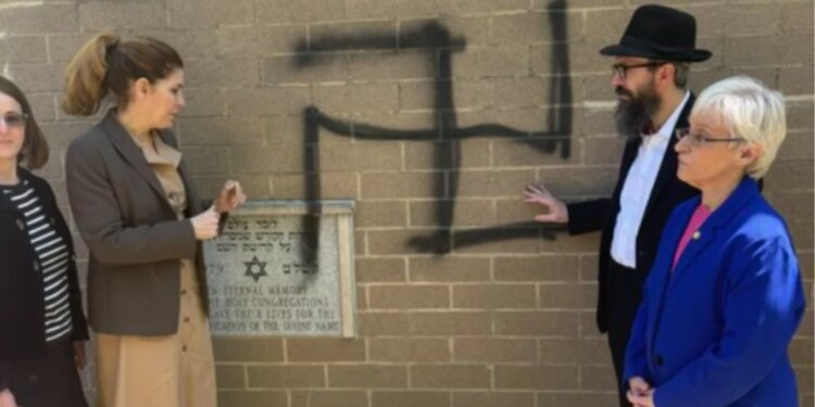 Grafite antisemitike në sinagogë dhe shtëpi vandalizuara në Queens rrisin shqetësimet për sigurinë e hebrenjve të New Yorkut