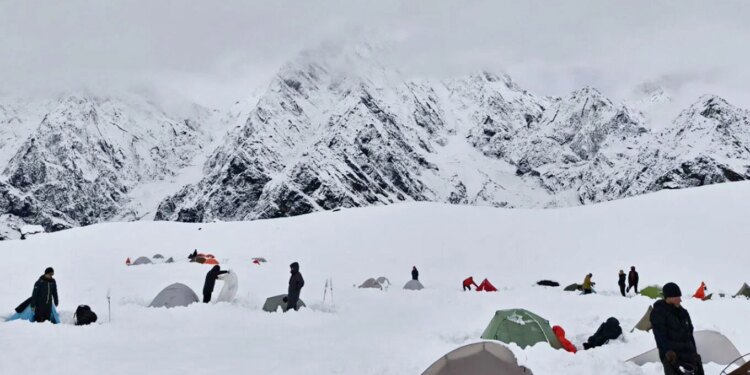 Guida nepalez vdes pas rënies në një përrua në Everest, vdekja e pestë nga fillimi i sezonit