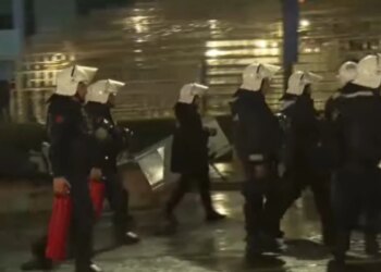 Hedhja e lëndëve piroteknike, molotovëve dhe gurëve drejt policisë, tre efektivë në Trauma, lëndohet edhe një protestues