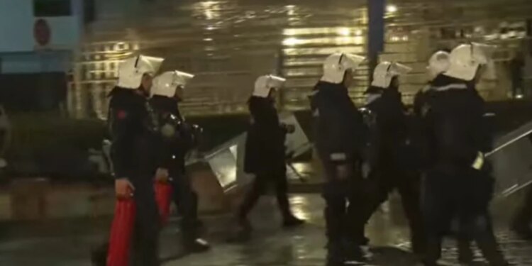 Hedhja e lëndëve piroteknike, molotovëve dhe gurëve drejt policisë, tre efektivë në Trauma, lëndohet edhe një protestues