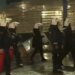 Hedhja e lëndëve piroteknike, molotovëve dhe gurëve drejt policisë, tre efektivë në Trauma, lëndohet edhe një protestues