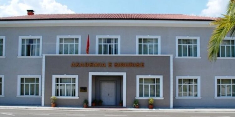Helmimi i 56 studentëve të Akademisë së Policisë: teknologu dhe kuzhinieri i kateringut arrestohen, administratorja shpallet në kërkim