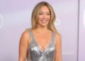 Hilary Duff rikthehet në American Music Awards pas 21 vitesh dhe shkëlqen me fustan argjendi në Las Vegas