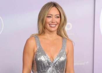 Hilary Duff rikthehet në American Music Awards pas 21 vitesh dhe shkëlqen me fustan argjendi në Las Vegas