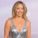Hilary Duff rikthehet në American Music Awards pas 21 vitesh dhe shkëlqen me fustan argjendi në Las Vegas