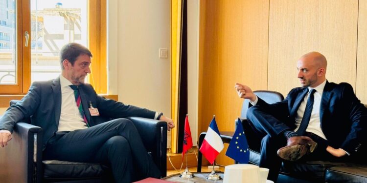 Hoxha takim me ministrin francez për Çështjet Evropiane: Mbështetje për anëtarësimin e Shqipërisë në BE dhe projekte strategjike