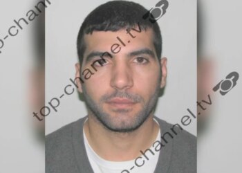 I rrëmbeu armën dhe e qëlloi në kofshë, 45-vjeçari që plagosi policin e ri