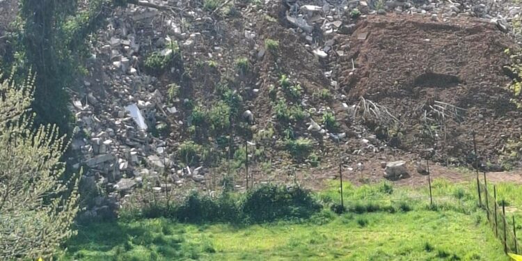 đ„Denoncimi: Bert Sallaku futet nĂ« territorin e shkollĂ«s sĂ« qenĂ«ve, prish murin rrethues dhe rrethon pronĂ«n e policisĂ«