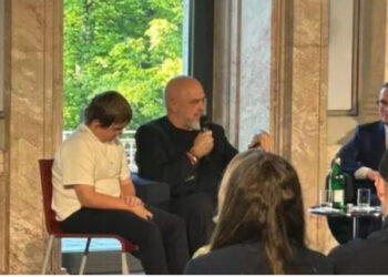 Gjermania dëbon Ramën/ U strehua në galerinë “Société”, mesazhet e forta nga Berlini
