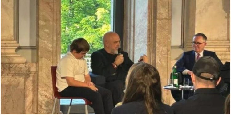 Gjermania dëbon Ramën/ U strehua në galerinë “Société”, mesazhet e forta nga Berlini