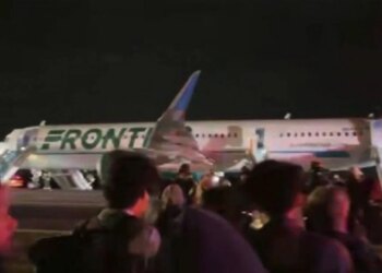 Incident i pabesueshëm në aeroportin e Denverit: avioni godet një burrë që ecte në pistë