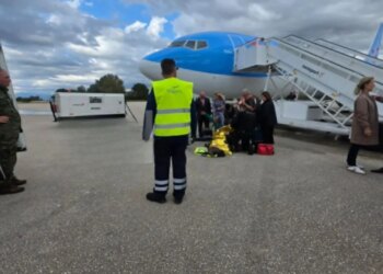 Incident i rëndë në Greqi: Rrëzohet shkalla lëvizëse e avionit, dëmtohen gazetarët dhe fotografët