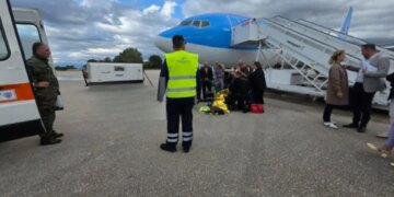 Incident i rëndë në Greqi: Rrëzohet shkalla lëvizëse e avionit, dëmtohen gazetarët dhe fotografët