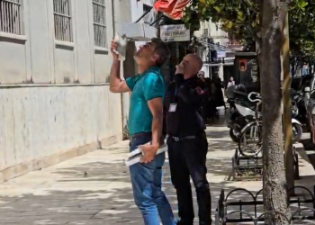 Incident te Gjykata e Durrësit: pllaka shkëputet nga fasada dhe bie në trotuar