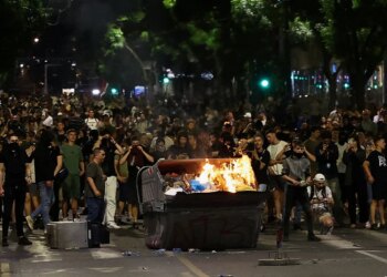 Incidente të dhunshme pas tubimit studentor në Beograd, përplasje me policinë pranë pallatit presidencial