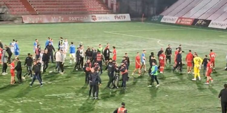 Incidentet turpshme në derbin e të rinjve të kryeqytetit, fusha u shndërrua në arenë masive dhune