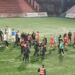 Incidentet turpshme në derbin e të rinjve të kryeqytetit, fusha u shndërrua në arenë masive dhune