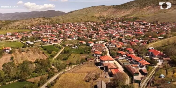 Inside Story/ VIDEO: Ironia e fatit në fshatin e varfër shqiptar ku mineralet e rralla shkelen me këmbë