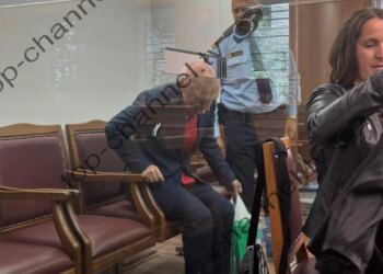 Ish-presidenti Meta paraqitet në gjyqin e themelit, shfaqet pas kafazit të xhamit