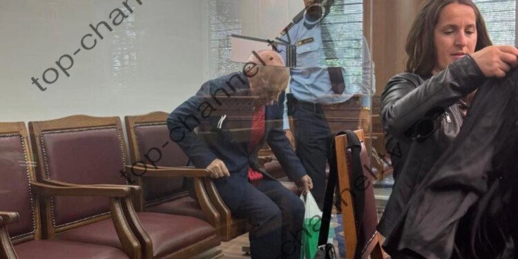 Ish-presidenti Meta paraqitet në gjyqin e themelit, shfaqet pas kafazit të xhamit