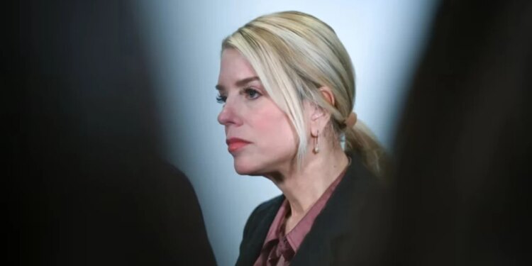 Ish-prokurorja e përgjithshme amerikane Pam Bondi diagnostikohet me kancer në tiroide dhe i nënshtrohet trajtimeve mjekësore