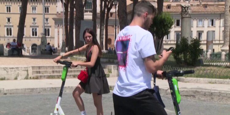 Italia, nga nesër skuterët elektrikë me targë; kush nuk e vendos gjobitet 400 euro