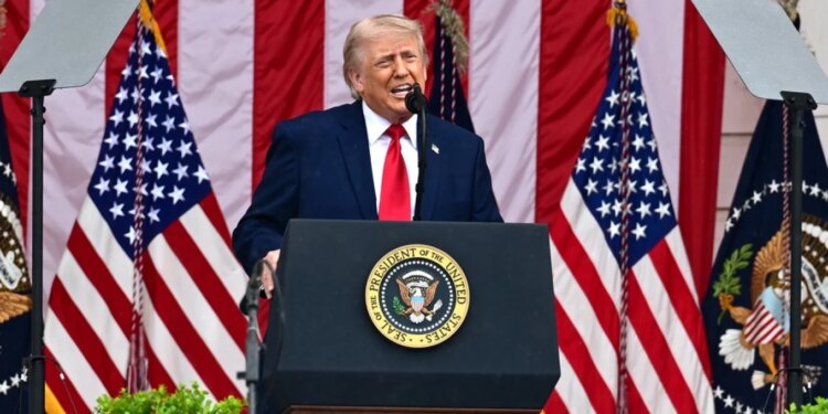 Jo absolutisht jo, Trump: Sanksionet ndaj Iranit nuk do të hiqen edhe nëse ai dorëzon uraniumin e pasuruar