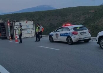 Kamioni me mish del nga rruga në Rrugën e Kombit, shoferi shpëton për mrekulli pas defektit në frenim
