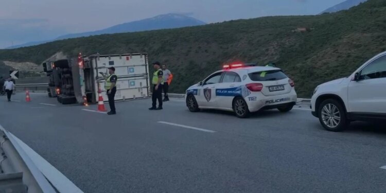 Kamioni me mish del nga rruga në Rrugën e Kombit, shoferi shpëton për mrekulli pas defektit në frenim